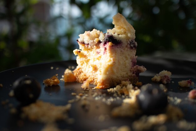 Blueberry cheese cake op zwarte plaat in het café.