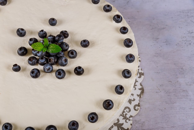 Blueberry cheesecake met verse bosbessen op de witte tafel. Bovenaanzicht.