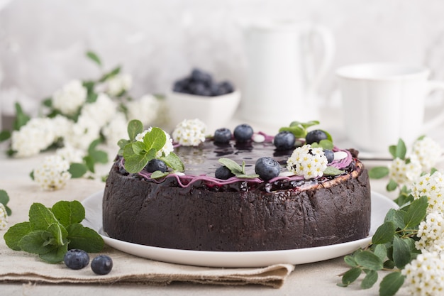 ビスケットのパン粉にブルーベリーソースをまぶしたブルーベリー風味のチーズケーキ