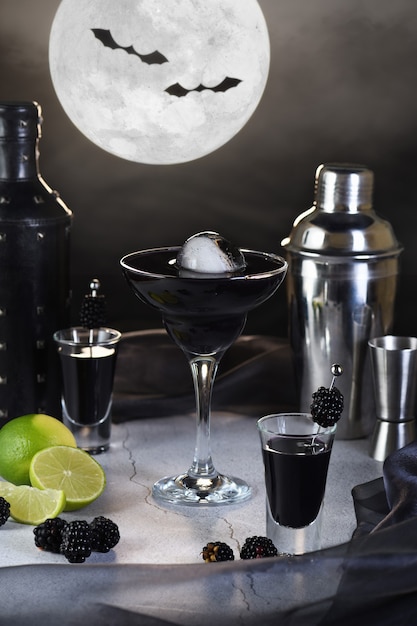 Photo blueberry martini is a full moon tini in a glass. halloween cocktail idea