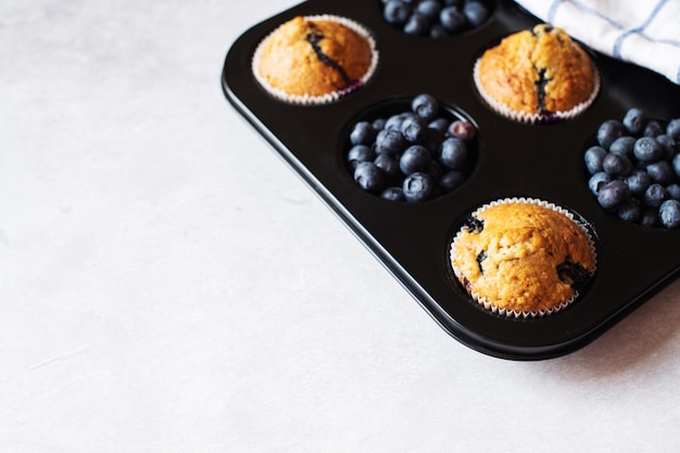 Foto muffin ai mirtilli su uno sfondo di marmo copia spazio