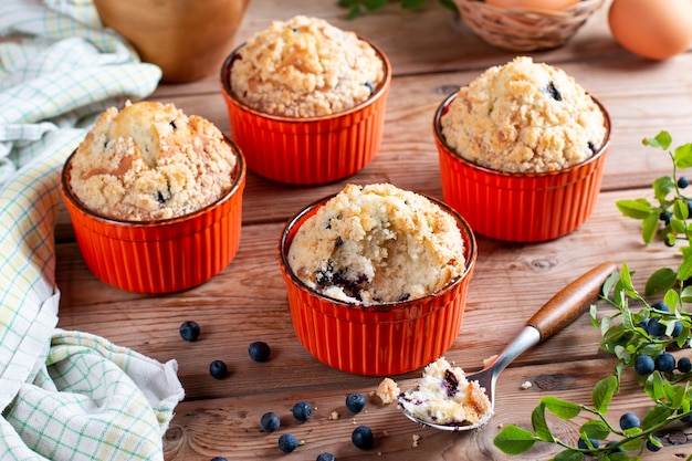 Blueberry muffins met poedersuiker en verse bessen op tafel Gebakken goederen concept