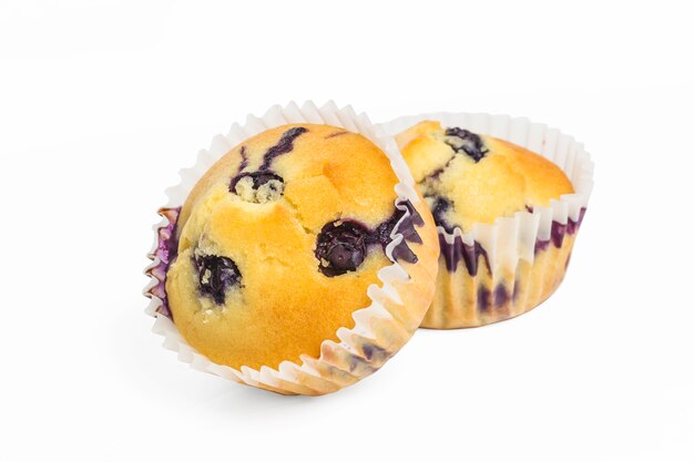 Blueberry muffins met poedersuiker en verse bessen