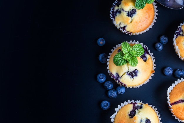 Blueberry muffins met poedersuiker en verse bessen