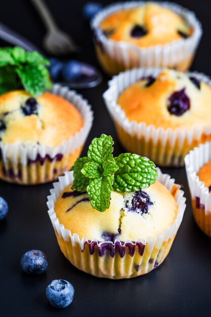 Photo blueberry muffins with powdered sugar and fresh berries