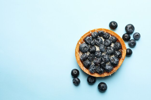 Blueberry pie op blauwe tafel, bovenaanzicht