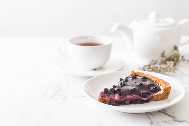 Foto torta di mirtilli con tè