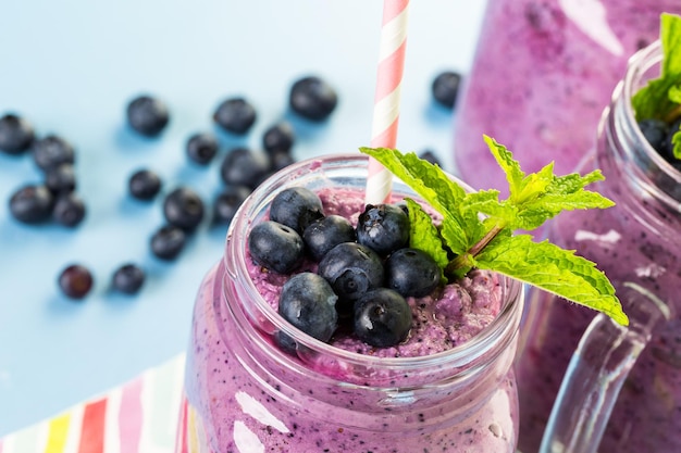 Blueberry smoothie gemaakt met verse biologische bosbessen en yoghurt.