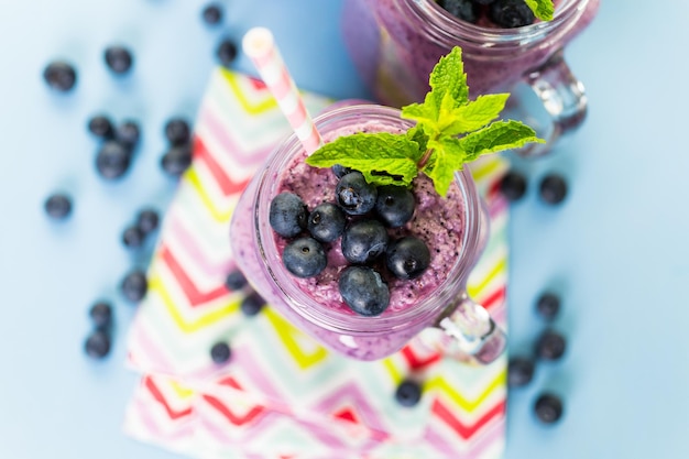 Blueberry smoothie gemaakt met verse biologische bosbessen en yoghurt.