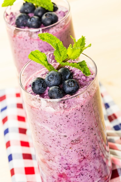 Blueberry smoothie gemaakt met verse biologische bosbessen en yoghurt.