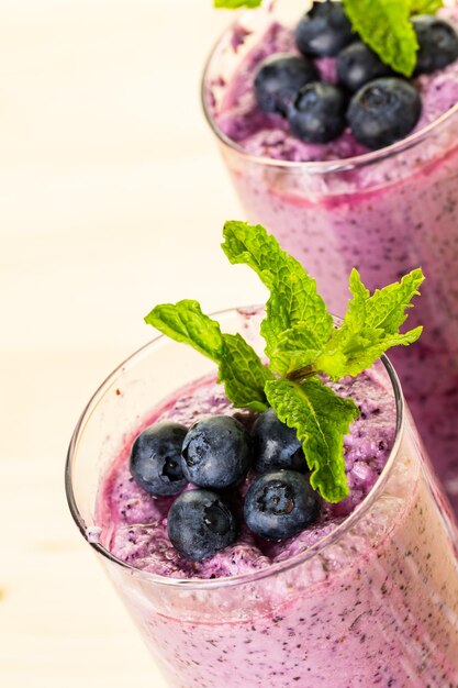 Blueberry smoothie gemaakt met verse biologische bosbessen en yoghurt.