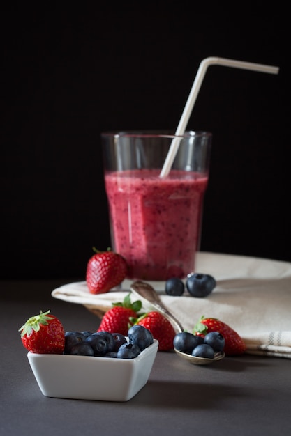 Photo blueberry and strawberry smoothie studio still life