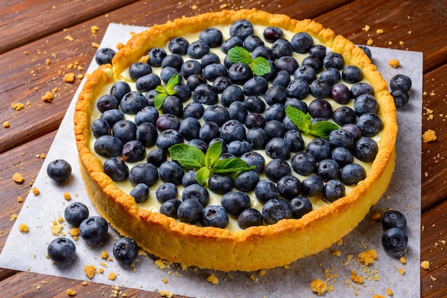 Blueberry tart op houten achtergrond