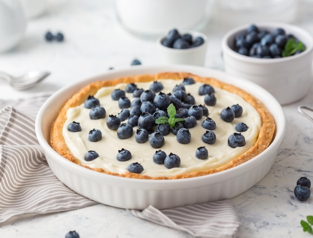 Foto crostata di mirtilli con panna montata