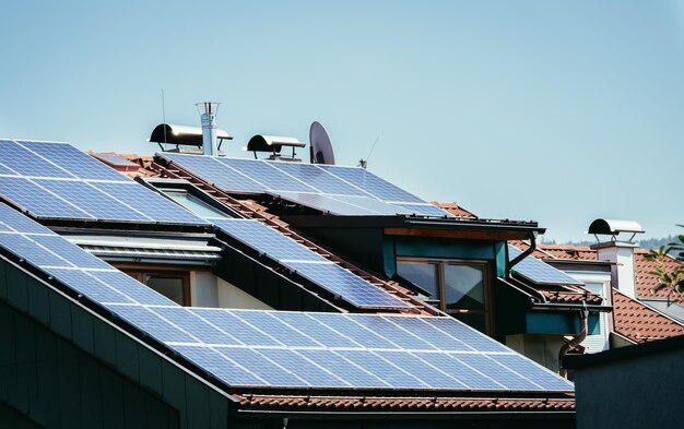Солнечные элементы Blueblack и фотоэлектрические элементы на крыше многоквартирного дома