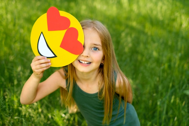 Blueeyed meisje houdt liefde emoticon met hartjes