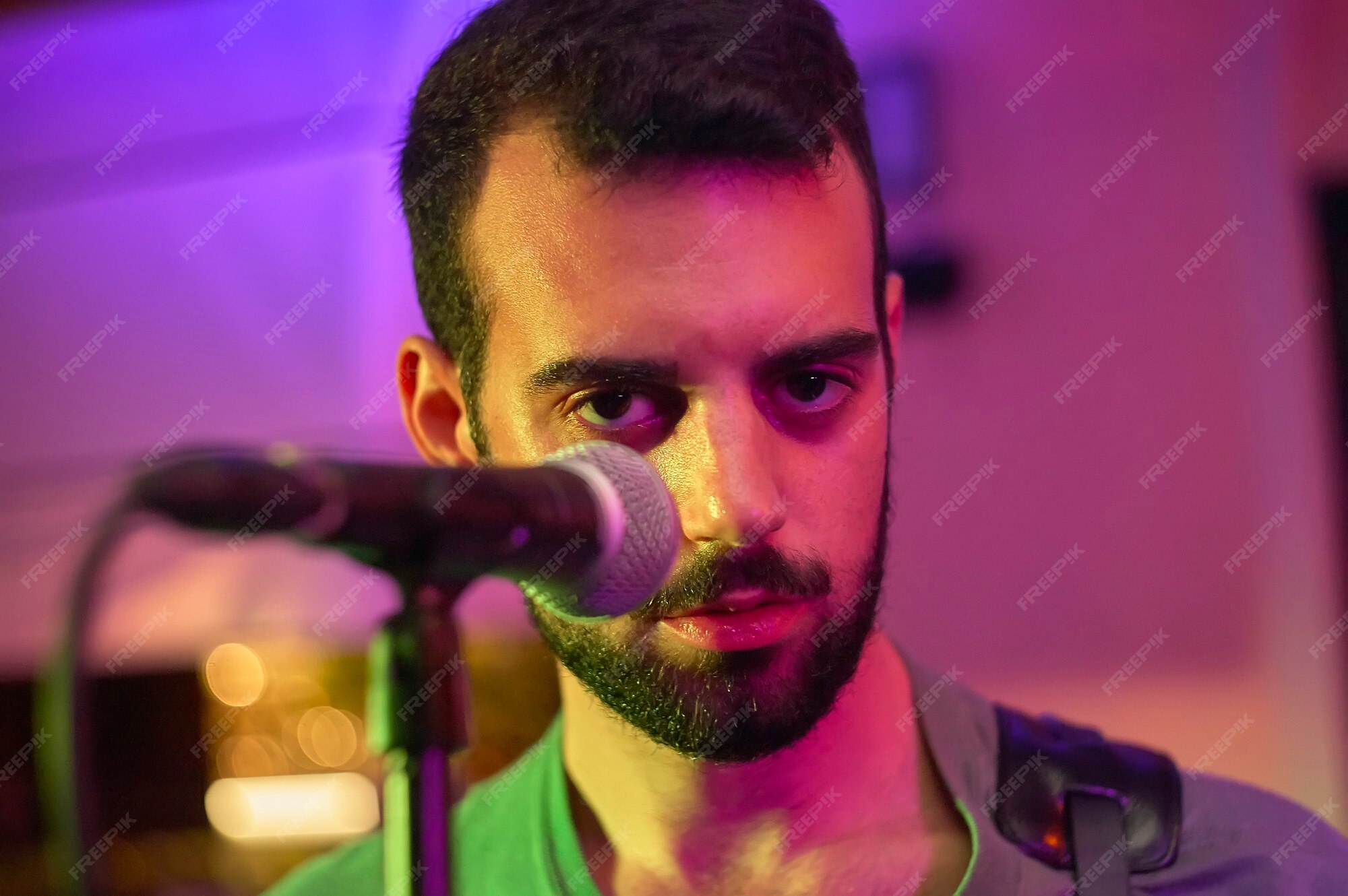 Premium Photo Blues singer at live concert in night