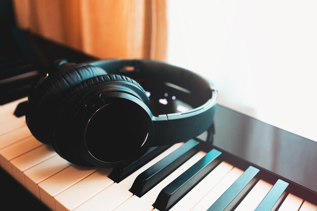 Foto cuffie bluetooth sulla tastiera del pianoforte