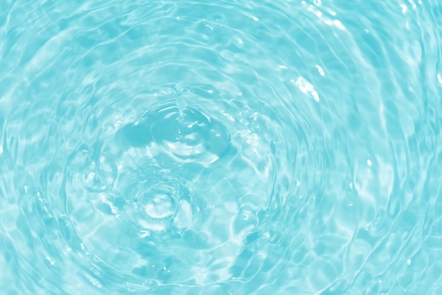 青い水の波は表面に波紋はぼやけています 焦点がぼやけている 透明な青い色は 透明な静けさです