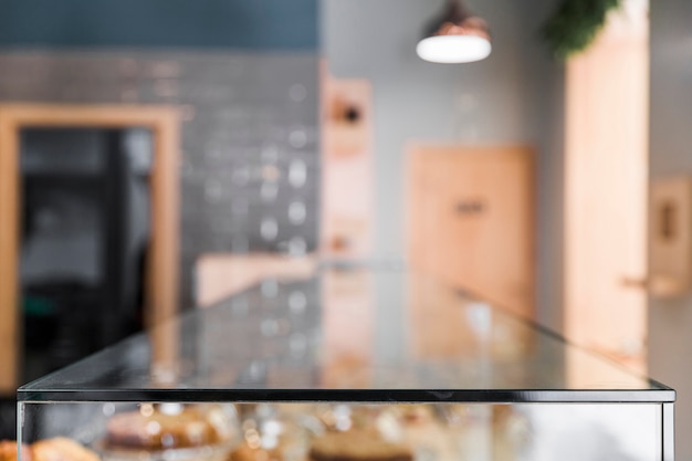 Photo blur backdrop of coffee shop with glass counter