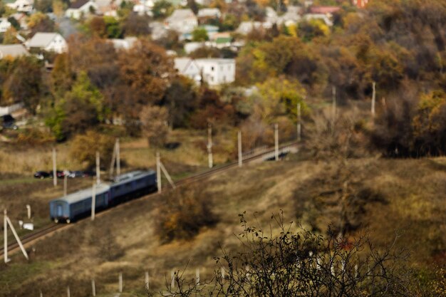 Photo blur background of train with tracks and residential houses