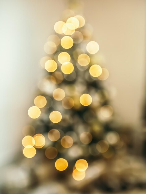 Blur bokeh platte appartement kamer met groene kerstboom geschenken presenteert slingers