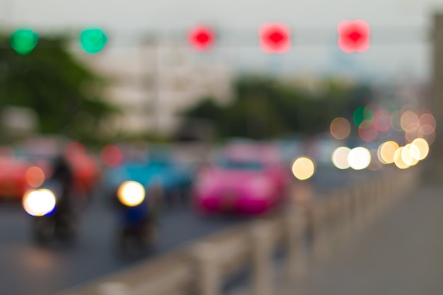 車の光と抽象的な背景の都市のトラフィックをぼかし