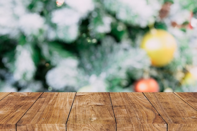 광고 배경을 위한 나무 테이블 전경이 있는 흐림 크리스마스 트리