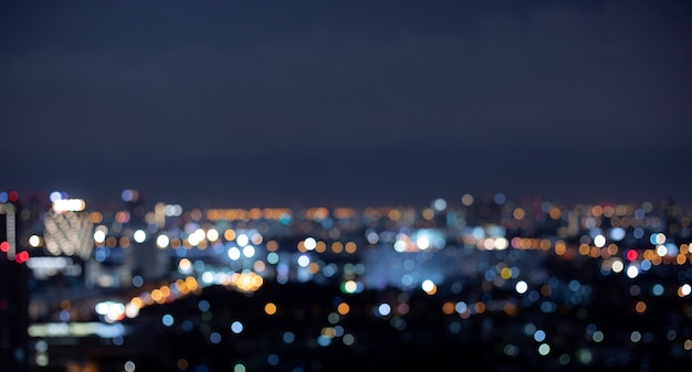 カラフルなボケ夜の街の風景の背景をぼかします。