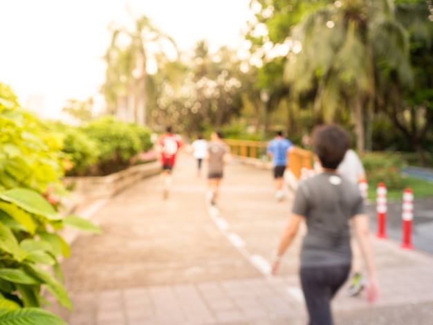 写真 公園の夕方にランニングやジョギングをしながら運動する人々の集まり