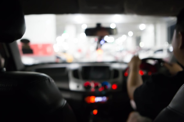 Immagine sfocata di persone che guidano l'auto di notte per l'utilizzo in background