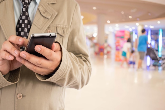 Sfoca le persone dell'immagine nel centro commerciale