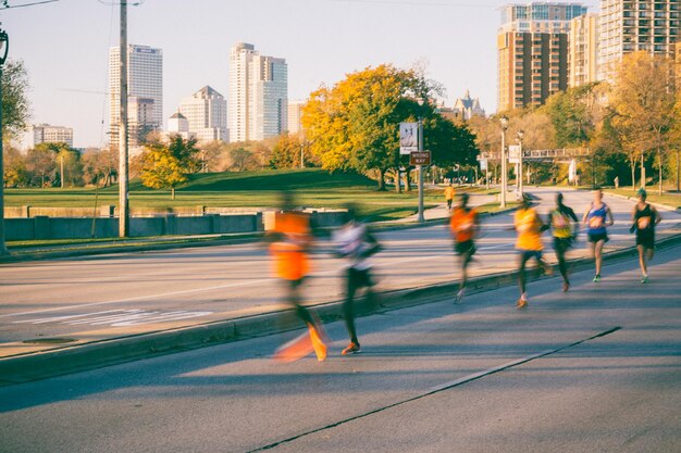 Размытое изображение бегунов, бегущих по улице во время городского марафона