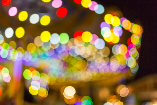 Sfocatura di luce a sfondo del mercato notturno festival di carnevale