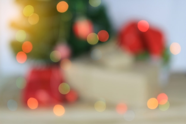 Фото Празднование размытия света на рождественской елке с подарочной коробкой