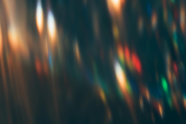 Foto sfocatura sovrapposizione di luce filtro riflesso lente scintillii sfocati perdita di bagliore festivo bokeh arcobaleno arancione rosso blu verde raggi di colore bagliore su sfondo astratto notte oscura