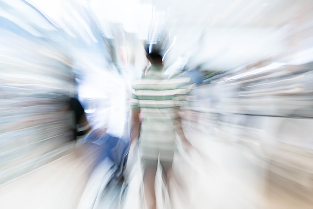 Foto sfocatura persone nel centro commerciale di lusso bellissimo centro commerciale