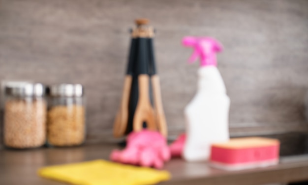 Sfocatura immagine. detersivi e accessori per la pulizia in cucina. pulizia e lavaggio cucina. servizio di pulizia