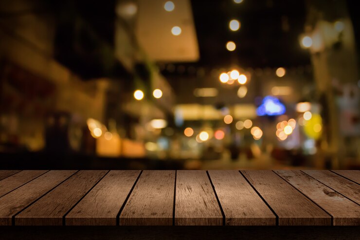 Photo blur restaurant, wooden table