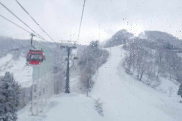 Blur van kabelbaan Sky op sneeuw berg in Gala Yuzawa in de buurt van Tokio