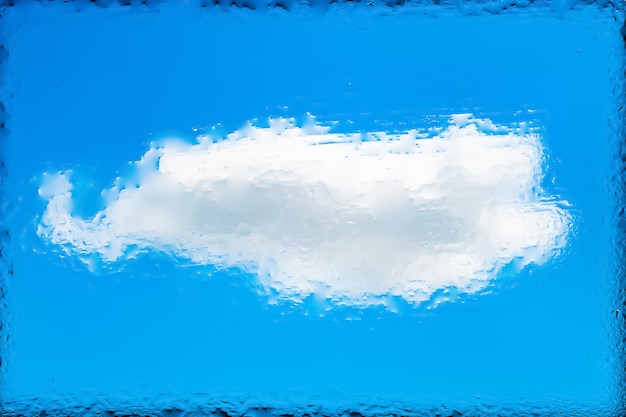 Foto sfondo naturale astratto sfocato immagine astratta di una nuvola bianca su un cielo blu attraverso il vetro bagnato