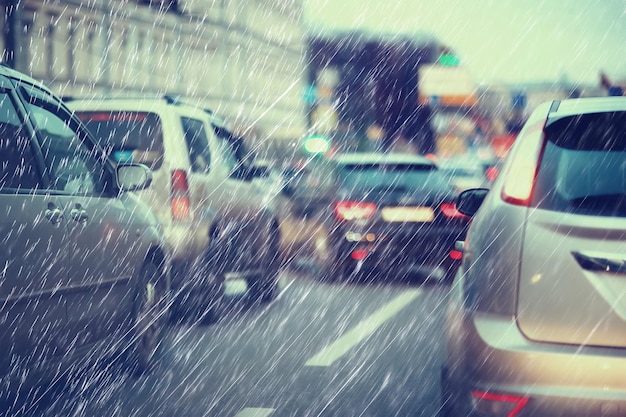 размытый фон осенний авто дождь на дороге / ночные огни и капли дождя в осенней пробке на дороге, городской стиль трафика