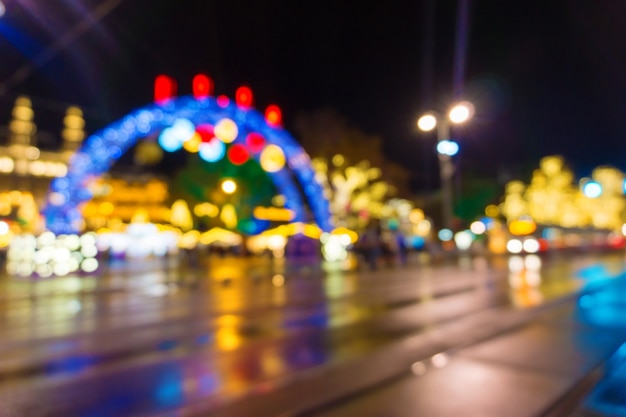 Foto sfocato sullo sfondo del mercato di natale in europa, austria, tempo di natale a vienna, davanti a rathaus. bokeh naturale.