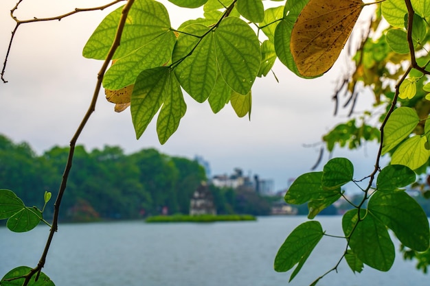 흐릿한 배경 Hoan Kiem Lake Ho Guom 또는 아침 안개 속에서 하노이 중심에 있는 Sword 호수 Hoan Kiem Lake는 하노이 여행 및 풍경 개념의 유명한 관광지입니다.