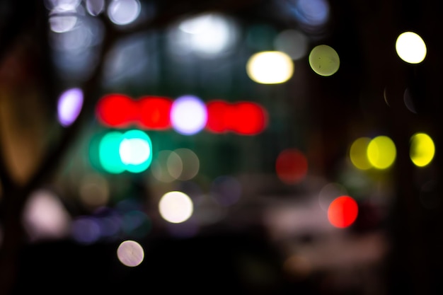 街の夜景、通り、ライトのネオンサイン、輝きのぼやけた背景