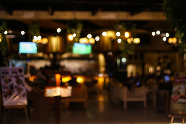 訪問カフェである人々のぼやけた背景。朝のコンセプト。