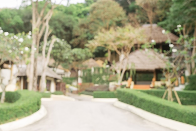 배경을 흐리게 : 무성한 녹색 아름다운 호텔 리조트의 산책로
