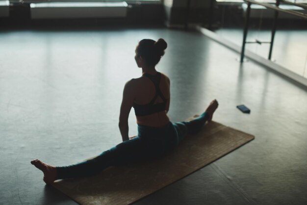 Foto sfondo sfocato. una donna fa yoga