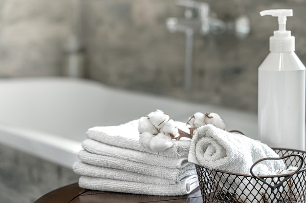 ぼやけたバスルームのインテリアと清潔な折り畳まれたタオルのセットはスペースをコピーします。衛生と健康の概念。