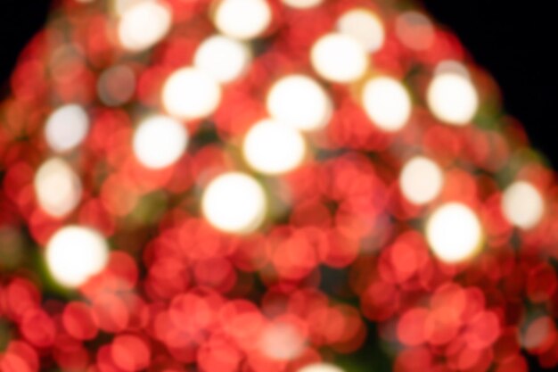 Photo blurred chrismas background with street lights on the night street